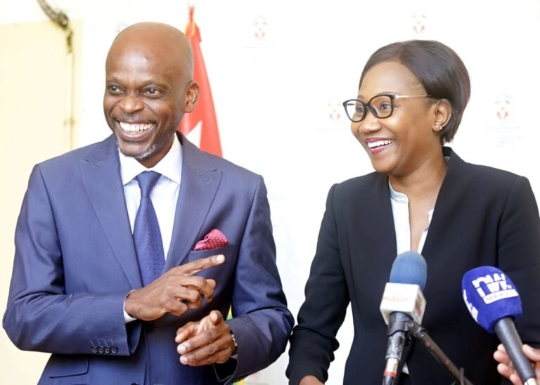 Les deux personnalités se sont engagées à intensifier les relations de coopération multiformes et à contribuer à la consolidation des liens entre les peuples frères centrafricain et togolais en harmonie avec les idéaux de l’Union africaine. A cet égard, ils ont insisté sur la nécessité de mettre en place un cadre juridique de coopération qui pourrait permettre la signature des accords de coopération dans les domaines économique et commercial, notamment la promotion et la protection réciproques des investissements, la non double imposition et les relations entre les chambres de commerce et d’industrie des deux pays.