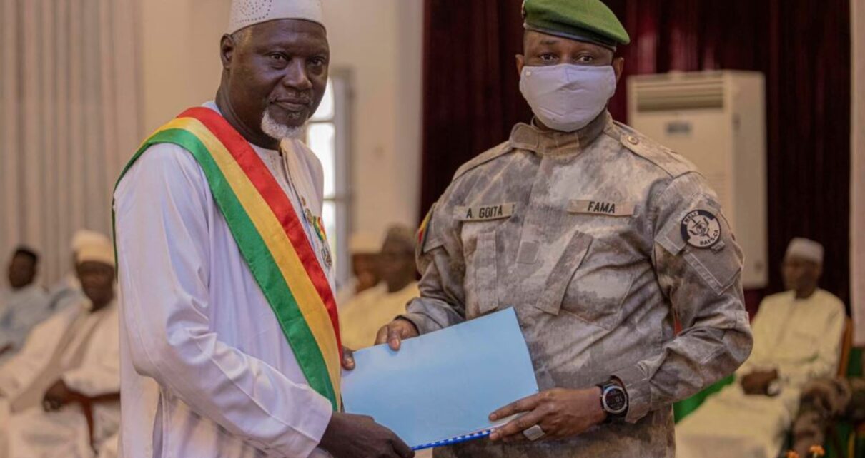 Le Chef de l'Etat de la Transition, le Colonel Assimi Goïta, a accueilli l'Association des municipalités du Mali lors d'une cérémonie organisée dans le cadre de la Journée nationale des communes du Mali. L'objectif de cet événement était de remettre au Chef de l'Etat le Mémorandum de l'Association des municipalités du Mali.