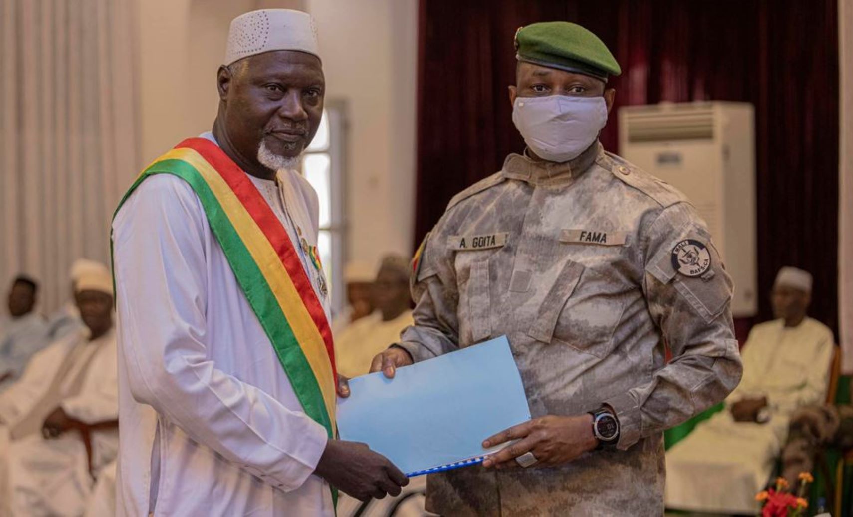 Le Chef de l'Etat de la Transition, le Colonel Assimi Goïta, a accueilli l'Association des municipalités du Mali lors d'une cérémonie organisée dans le cadre de la Journée nationale des communes du Mali. L'objectif de cet événement était de remettre au Chef de l'Etat le Mémorandum de l'Association des municipalités du Mali.