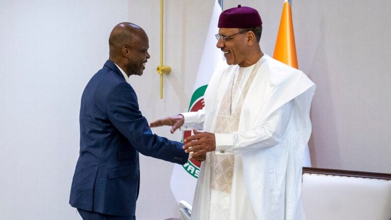 Le Professeur Robert DUSSEY était porteur d'un message de Son Excellence Monsieur Faure Essozimna GNASSINGBE, Président de la République du Togo, à son homologue du Niger, et cette visite intervient quelques semaines après la visite d'amitié et de travail de Son Excellence Monsieur Mohamed BAZOUM en République Togolaise le 20 mars 2023.