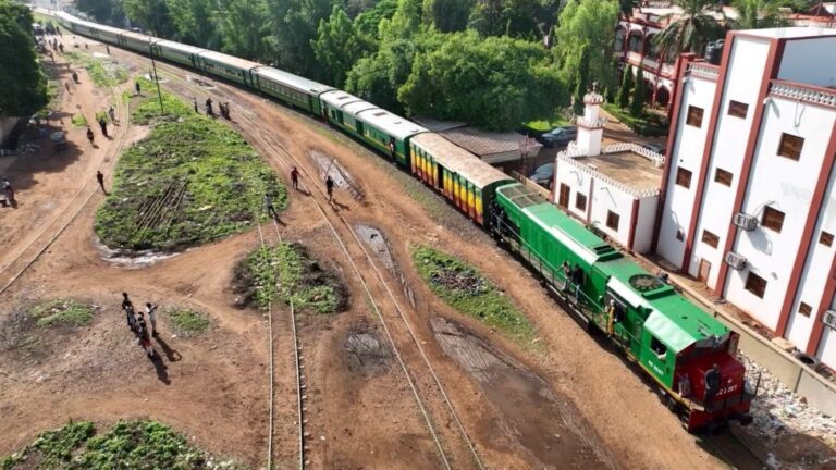 Après plusieurs activités pour relancer le trafic ferroviaire de voyageurs et de marchandises, l’Etat met à la disposition de la Société de Patrimoine ferroviaire-Mali SA, en plus du personnel actuel non affecté aux activités des infrastructures, 1 milliard 274 millions 086 mille 674 francs CFA pour la mise en œuvre du plan de relance et une subvention de 1 milliard 433 millions 894 mille 559 francs CFA.