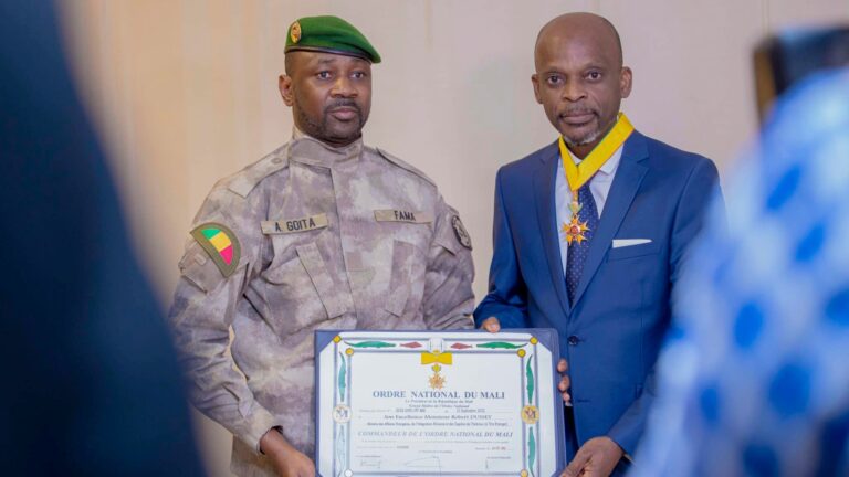 « Après toutes les difficultés qu’a traversé le Mali, ceux qui ont voulu voir le Mali tomber sont tous unanimes aujourd’hui de voir que ce pays est toujours debout et sera toujours debout », s’est réjoui M. DUSSEY qui indique que la cause du Mali est devenue une cause africaine. « C’est avec beaucoup d’enthousiasme que nous soutenons le Mali », a-t-il précisé.