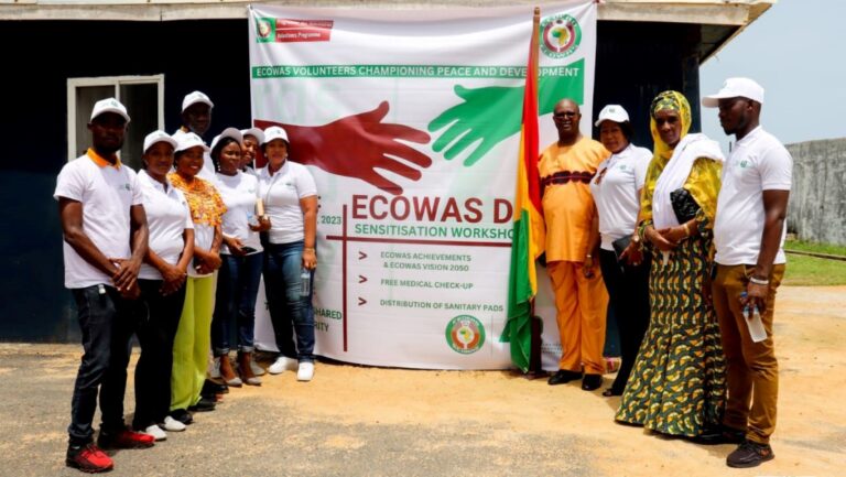 Le 48e anniversaire se poursuit avec une émission radiophonique accueillant de jeunes étudiants discutant des réalisations, des défis et de l'avenir de la CEDEAO, ainsi que d'autres activités organisées par l'EVP, dont la publication du communiqué du Président de la Commission de la CE.