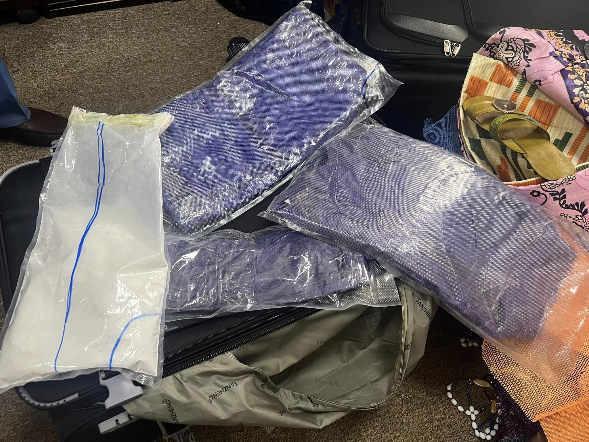 « Nous avons trouvés entre divers articles ordinaires 4 paquets de cocaïne pure. Les analyses de laboratoire ont confirmé qu’il s’agit d’une drogue de premier choix » explique l’inspecteur des douanes Oumar Kassambara qui précise que le précieux colis est destiné à la France.