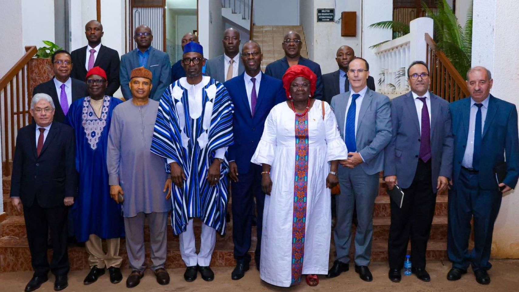 Le Ministre a ensuite abordé les raisons qui ont motivé la décision du Gouvernement de demander le retrait immédiat de la MINUSMA. Parmi ces raisons, il a souligné l'inadéquation du mandat de la mission dans un contexte marqué par le terrorisme, ainsi que l'instrumentalisation de la Mission et les postures hostiles qui ont porté atteinte à la cohésion nationale. Ces actes, menés pour des agendas extra-africains, ont conduit à une crise de confiance non seulement entre la MINUSMA et les Autorités maliennes, mais également entre la Mission et les populations locales.