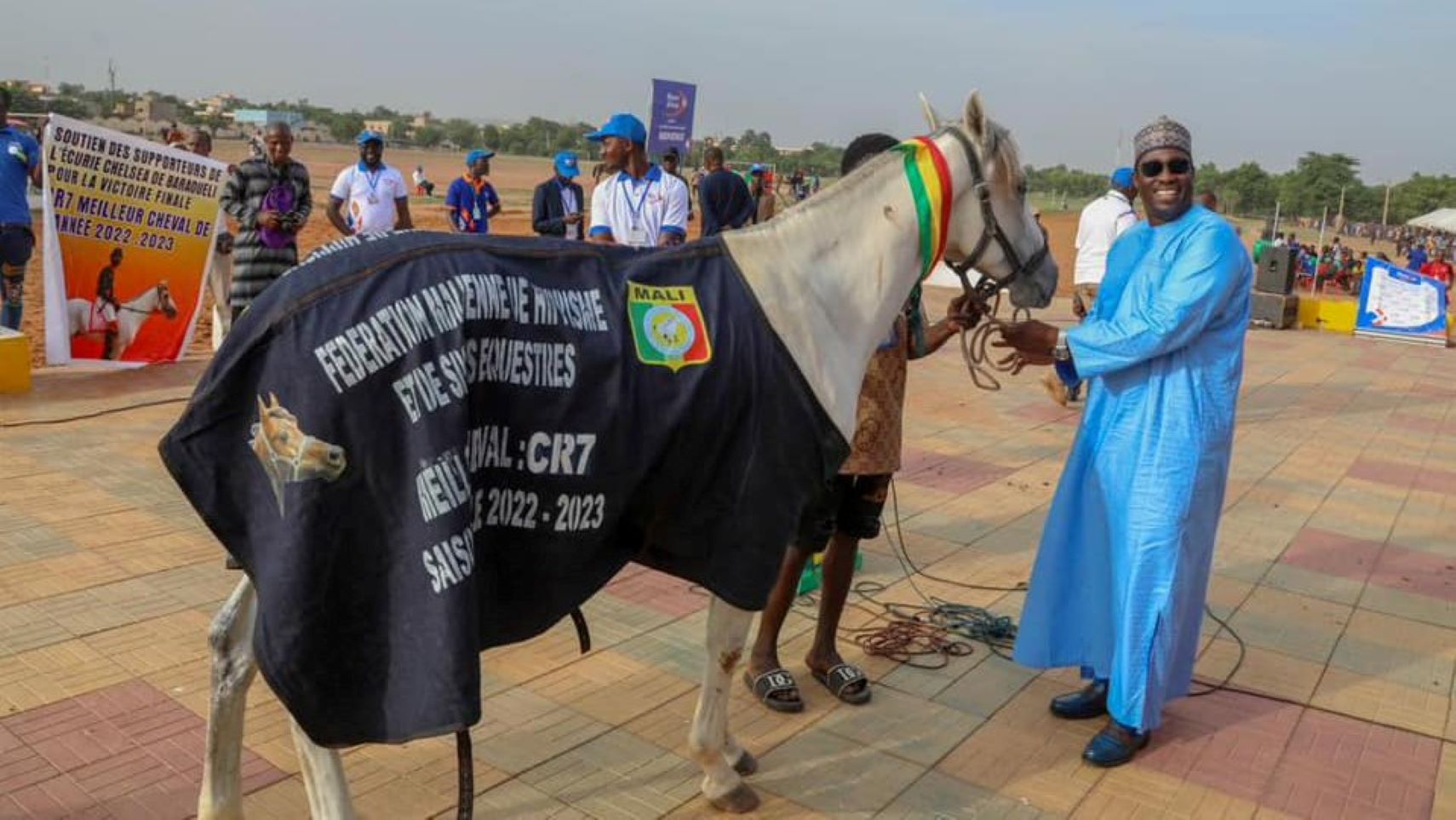 Sur les 15 chevaux alignés au départ des Cracks, c’est CR7 monté par Mémé Haïdara qui a remporté le Grand Prix de la Nation. Et cela pour la 5ème fois consécutive.