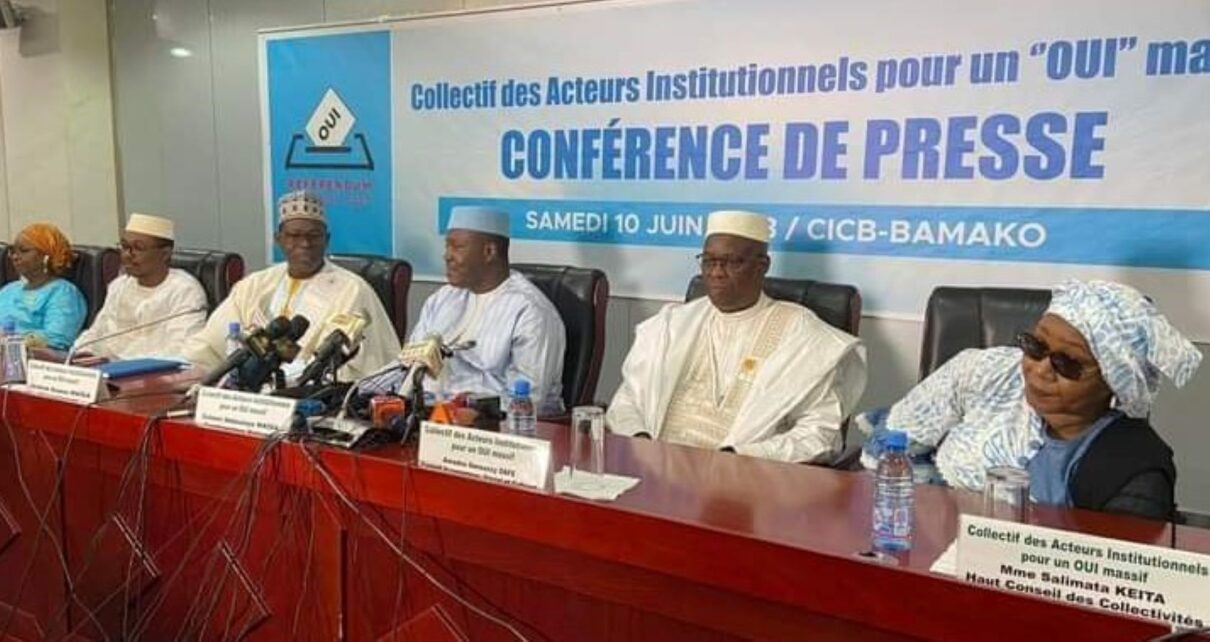 Afin de mener à bien la campagne de sensibilisation sur la nouvelle constitution en faveur d'un "Oui" massif lors du prochain référendum, un collectif regroupant des acteurs institutionnels a été formé. Des meetings sont prévus pour les mercredi et jeudi dans les capitales régionales du pays. Celui de la clôture de la campagne aura lieu à Bamako le vendredi 16 juin 2023.