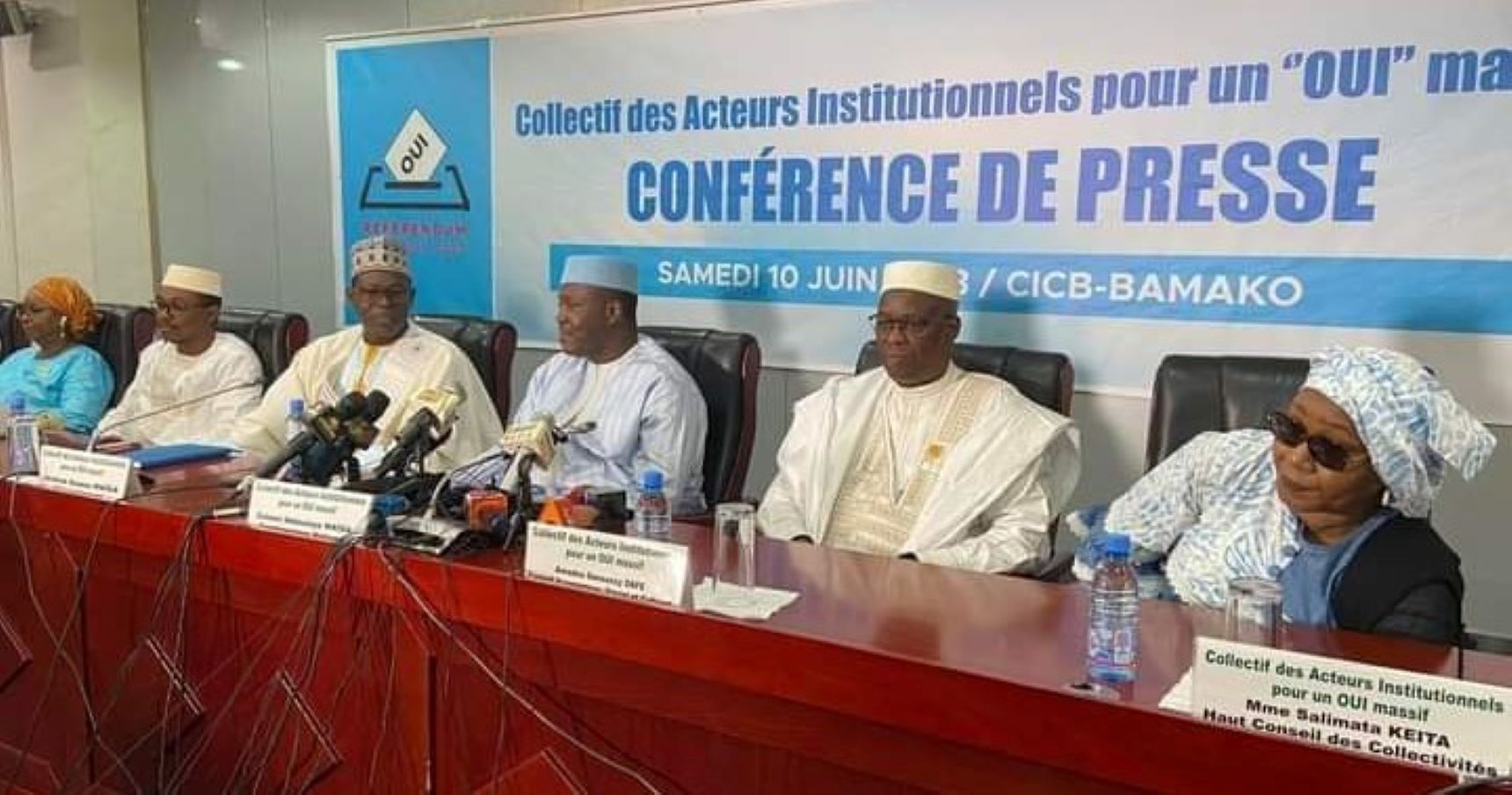 Afin de mener à bien la campagne de sensibilisation sur la nouvelle constitution en faveur d'un "Oui" massif lors du prochain référendum, un collectif regroupant des acteurs institutionnels a été formé. Des meetings sont prévus pour les mercredi et jeudi dans les capitales régionales du pays. Celui de la clôture de la campagne aura lieu à Bamako le vendredi 16 juin 2023.