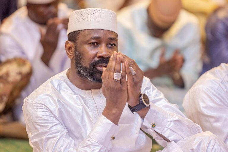 Le Président Goïta, en bazin blanc, coiffé d’un bonnet de même couleur, symbole de la Paix, s’est ensuite adressé aux Maliens, de l’intérieur comme de l’extérieur, aux partenaires et amis du Mali, en leur souhaitant bonne fête d’Aïd el-Kébir