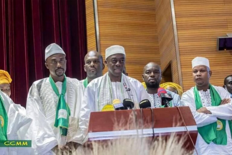 Sur sa position en rapport avec le referendum constitutionnel du 18 juin 2023, le parti Yelema « Le Changement » reste indécis vis-à-vis du « oui » ou du « non ». Dans un communiqué N°005/06-2023 du mardi 6 juin 2023, signé de son président Dr Youssouf Diawara, cette formation politique renvoie chaque militant à opérer son choix suivant « ses propres convictions ».