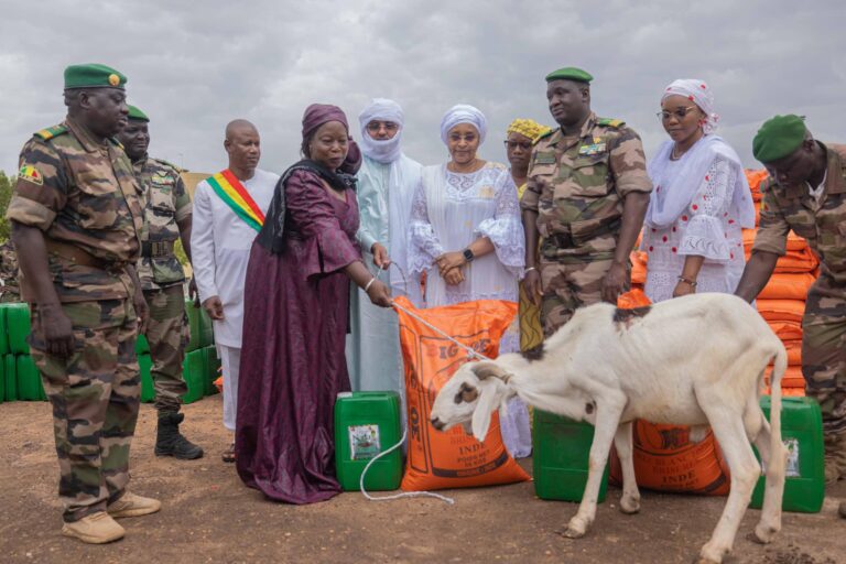 Cette initiative de l'équipe des œuvres sociales du Président de la Transition témoigne de l'engagement des plus hautes autorités du Mali à soutenir les veuves et les orphelins des militaires qui ont sacrifié leur vie pour défendre la patrie.