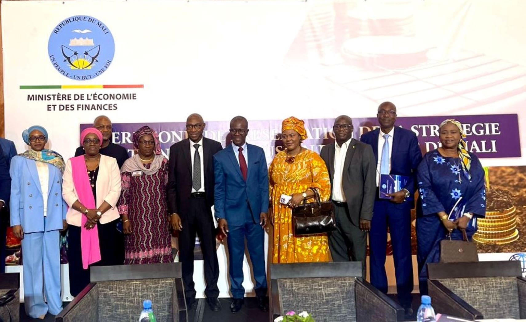 Le Secrétaire Général du ministère de l'Économie et des Finances, M. Abdoulaye Traoré, a procédé au lancement officiel de la Stratégie Nationale d’Inclusion Financière (SNIF) du Mali et son plan d’actions 2022-2026, ce jeudi 22 juin 2023. Il s’agit d’améliorer l’accès au financement, des femmes, des jeunes, des populations rurales et des promoteurs des Petites et Moyennes Entreprises au Mali.