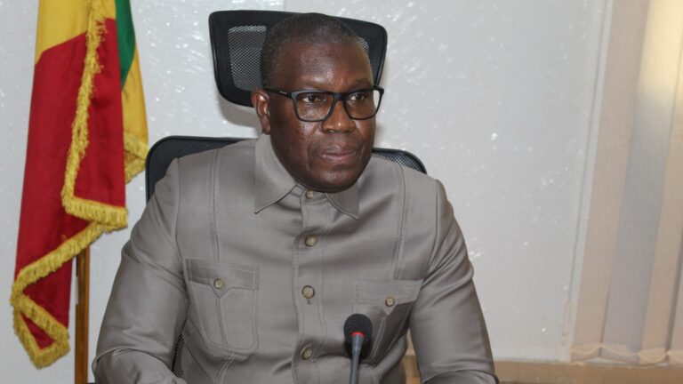 Une crise au sein du Syndicat national de l'Enseignement supérieur et de la Recherche scientifique (SNESUP) perturbe actuellement l'exécution du programme académique dans certaines institutions d'enseignement supérieur, a déploré Pr. Amadou Keita, ministre de l'Enseignement supérieur et de la Recherche scientifique. Face à cette situation, le ministre a décidé de prendre des mesures fermes pour mettre fin à la crise et préserver le bon fonctionnement des établissements universitaires