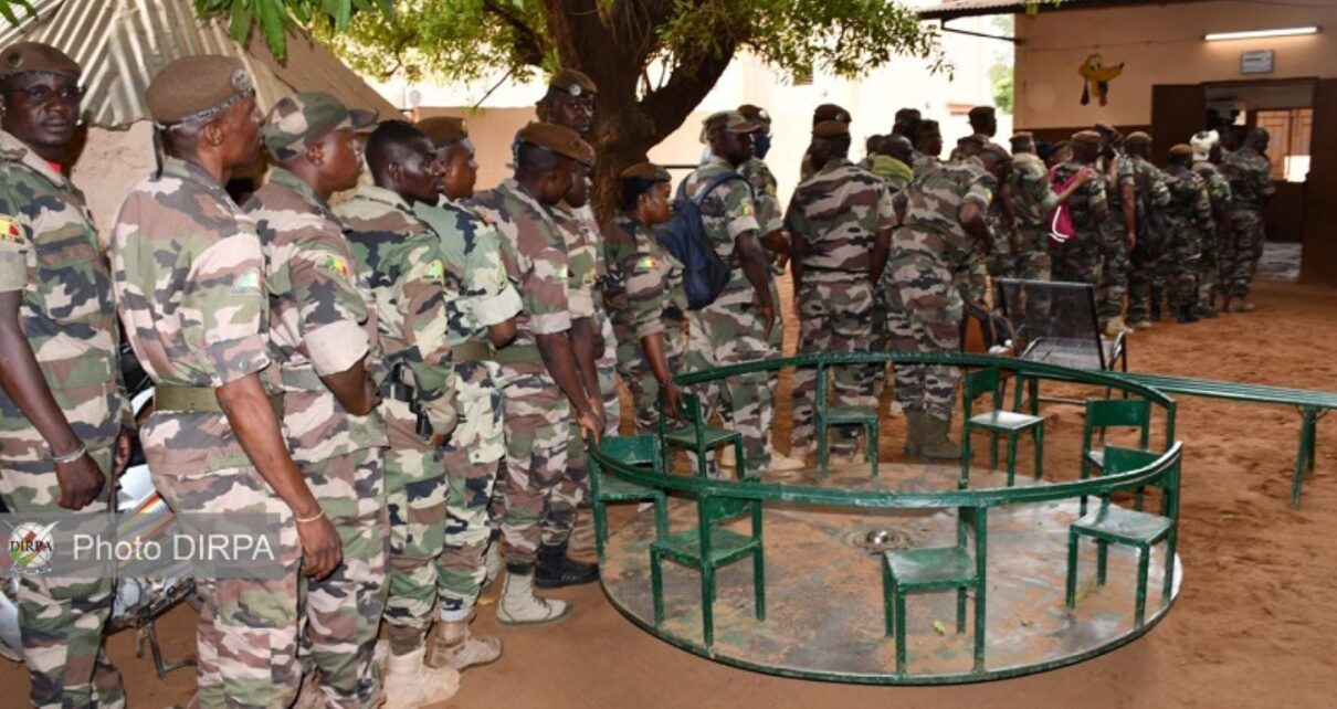 Le ministre de la Défense et des Anciens Combattants ainsi que le Ministre de la Sécurité encouragent la participation massive des forces armées maliennes pour soutenir la nouvelle Constitution. « On doit mettre le Mali au-dessus de tout. Aujourd’hui, on doit s’unir autour de l’essentiel et l’essentiel c’est le Mali. Nous devons tous nous appliquer pour l’émergence de ce grand pays », a déclaré Général de Brigade Daoud Aly MOHAMMEDINE, ministre de la Sécurité et de la Protection civile.
