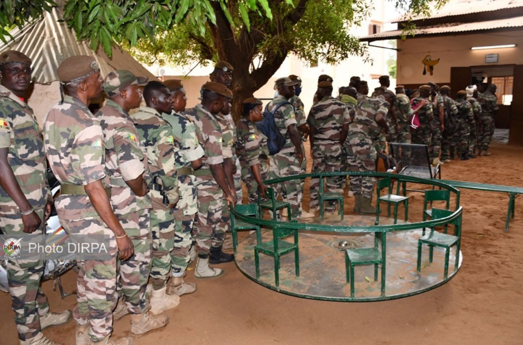 Le ministre de la Défense et des Anciens Combattants ainsi que le Ministre de la Sécurité encouragent la participation massive des forces armées maliennes pour soutenir la nouvelle Constitution. « On doit mettre le Mali au-dessus de tout. Aujourd’hui, on doit s’unir autour de l’essentiel et l’essentiel c’est le Mali. Nous devons tous nous appliquer pour l’émergence de ce grand pays », a déclaré Général de Brigade Daoud Aly MOHAMMEDINE, ministre de la Sécurité et de la Protection civile.