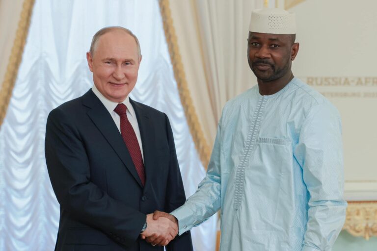 Le Président GOITA a saisi cette occasion pour exprimer sa grande satisfaction de la coopération russo-malienne. Selon ses précisions, le soutien constant que la Russie apporte à la Transition malienne « est le reflet de la grande amitié et la fraternité qui caractérisent si bien les relations entre nos deux peuples, mais démontre également l’engagement personnel du Président POUTINE en faveur du retour de la paix et de la stabilité dans le Sahel et plus particulièrement au Mali ».
