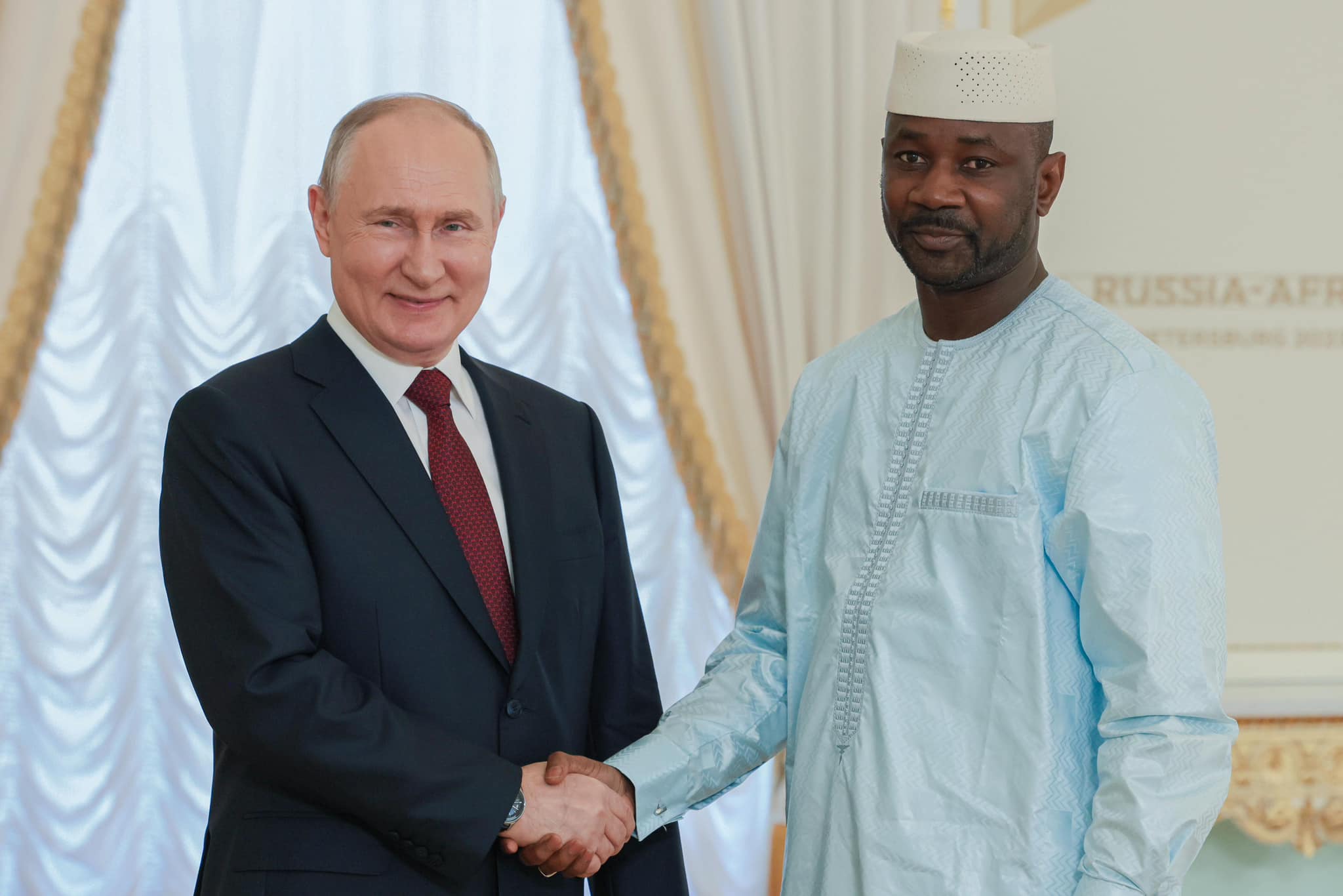 Le Président GOITA a saisi cette occasion pour exprimer sa grande satisfaction de la coopération russo-malienne. Selon ses précisions, le soutien constant que la Russie apporte à la Transition malienne « est le reflet de la grande amitié et la fraternité qui caractérisent si bien les relations entre nos deux peuples, mais démontre également l’engagement personnel du Président POUTINE en faveur du retour de la paix et de la stabilité dans le Sahel et plus particulièrement au Mali ».