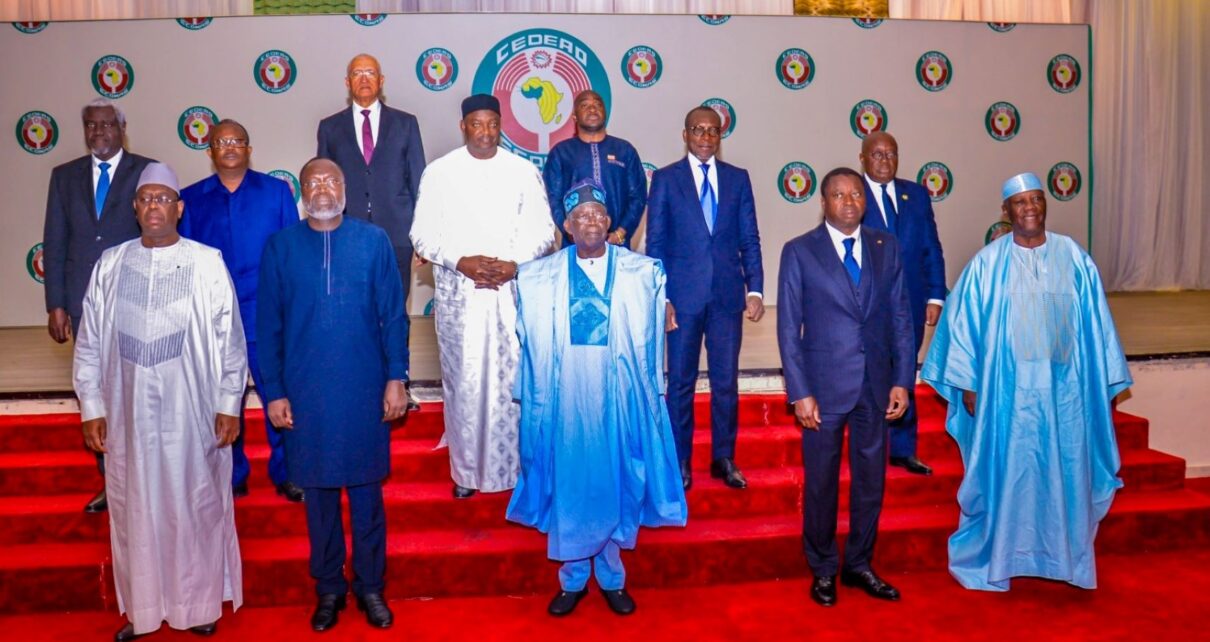 Face à l'impasse de la situation, des mesures et sanctions ont été annoncées par la CEDEAO et l'UEMOA, notamment économiques, financières et commerciales, pour faire pression sur les auteurs du coup d’État et rétablir l'ordre constitutionnel au Niger.