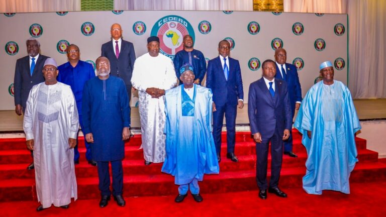 Face à l'impasse de la situation, des mesures et sanctions ont été annoncées par la CEDEAO et l'UEMOA, notamment économiques, financières et commerciales, pour faire pression sur les auteurs du coup d’État et rétablir l'ordre constitutionnel au Niger.