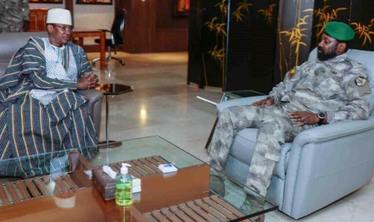 Le Premier ministre Choguel Kokalla Maïga a récemment lancé un discours qui semble révéler les signes préoccupants d'une possible rupture entre lui et les cinq colonels au pouvoir. Dans une courte vidéo largement partagée sur les réseaux sociaux, Choguel a exprimé un sentiment de panique et d'impuissance face aux défis qui se profilent à l'horizon.