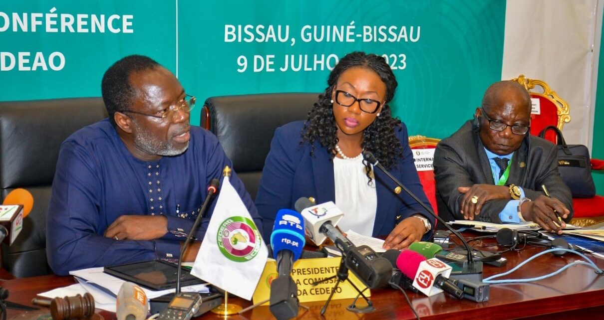Après le 63ème sommet ordinaire de la CEDEAO, en Guinée-Bissau le dimanche 9 juillet dernier, des "sanctions majeures" planent désormais sur le Mali, le Burkina Faso et la Guinée Conakry en cas de non-respect des échéanciers de 24 mois fixés aux trois pays en phase de transition pour un retour à l'ordre constitutionnel. Est-ce le début d'un nouveau bras de fer ?