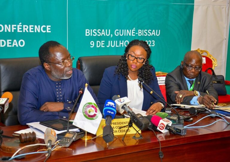 Après le 63ème sommet ordinaire de la CEDEAO, en Guinée-Bissau le dimanche 9 juillet dernier, des "sanctions majeures" planent désormais sur le Mali, le Burkina Faso et la Guinée Conakry en cas de non-respect des échéanciers de 24 mois fixés aux trois pays en phase de transition pour un retour à l'ordre constitutionnel. Est-ce le début d'un nouveau bras de fer ?