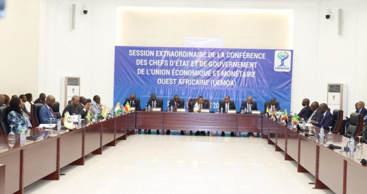 Concernant le Mali, la Conférence a décidé de la levée de sa suspension des Organes et Institutions de l'UEMOA prise le 09 janvier 2022.