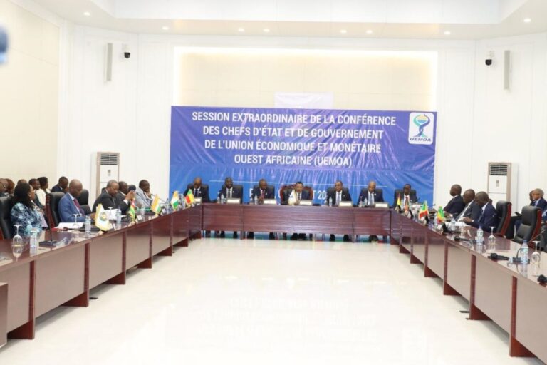Concernant le Mali, la Conférence a décidé de la levée de sa suspension des Organes et Institutions de l'UEMOA prise le 09 janvier 2022.