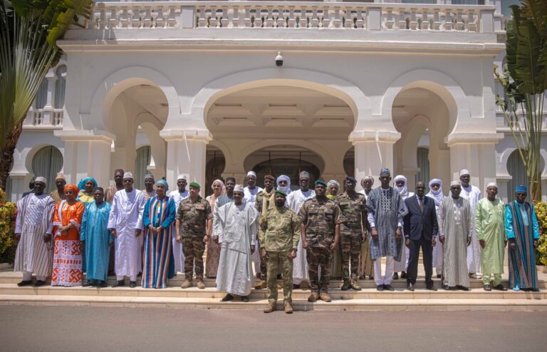 Il a instruit la nouvelle équipe de mettre les populations au centre des préoccupations du gouvernement et de veiller au respect des principes édictés pour la conduite de l’action gouvernementale, à savoir :