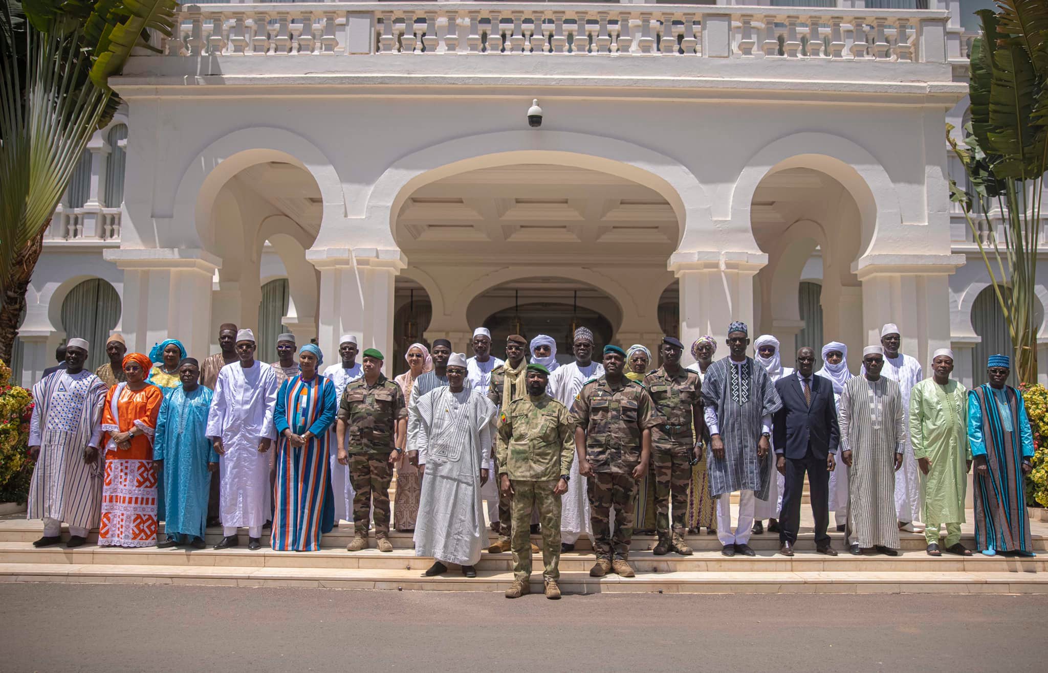 Il a instruit la nouvelle équipe de mettre les populations au centre des préoccupations du gouvernement et de veiller au respect des principes édictés pour la conduite de l’action gouvernementale, à savoir :