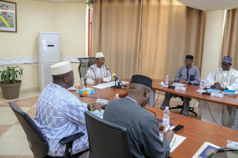 Le Premier ministre a qualifié cette équipe de "gouvernement de mission" et a souligné l'urgence d'accélérer le processus d'implémentation et de construction de MALIKURA. Il est crucial que chaque membre du gouvernement comprenne la responsabilité qui lui incombe et travaille avec détermination pour répondre aux besoins et aux aspirations du peuple malien.