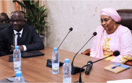 Le Directeur Général de l’INPS, Ousmane Karim COULIBALY, a informé le ministre de la détermination de lui et de toute son équipe à relever le défi de l’extension de la sécurité sociale à l’ensemble des populations maliennes, à savoir la Couverture maladie universelle. « Nous voulons faire en sorte que tous les Maliens puissent bénéficier à quelque niveau que ce soit des prestations de l’INPS, que chacun de nous sente l’INPS chez lui. Cette visite de la ministre est vraiment motivante », a-t-il souligné.