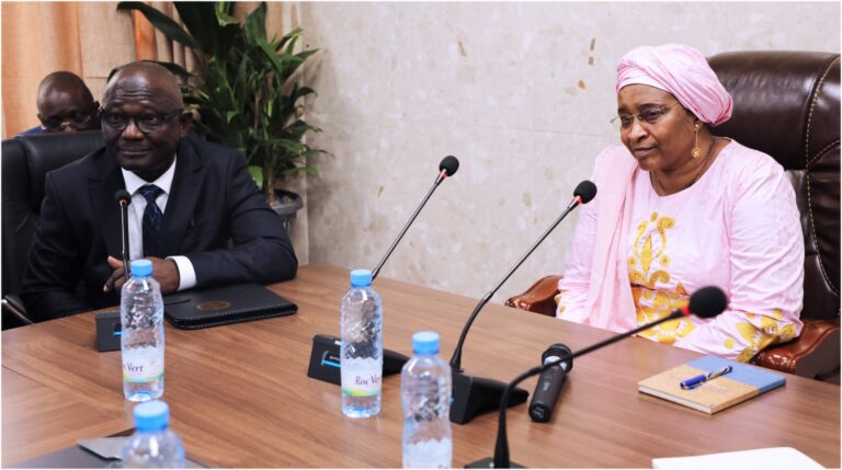 Le Directeur Général de l’INPS, Ousmane Karim COULIBALY, a informé le ministre de la détermination de lui et de toute son équipe à relever le défi de l’extension de la sécurité sociale à l’ensemble des populations maliennes, à savoir la Couverture maladie universelle. « Nous voulons faire en sorte que tous les Maliens puissent bénéficier à quelque niveau que ce soit des prestations de l’INPS, que chacun de nous sente l’INPS chez lui. Cette visite de la ministre est vraiment motivante », a-t-il souligné.