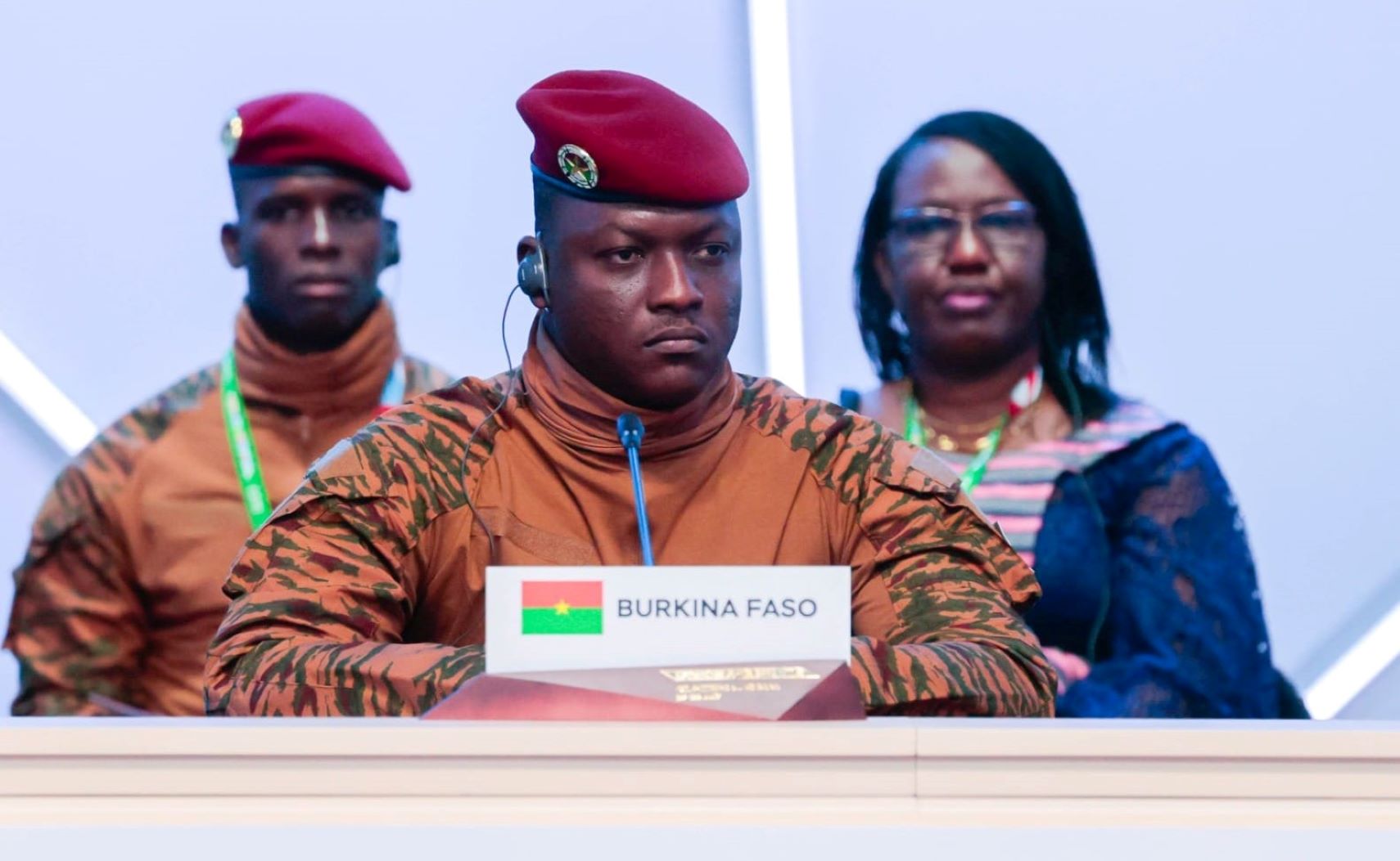 La Russie a consenti d’énormes sacrifices pour libérer le monde du nazisme pendant la seconde guerre mondiale. Les peuples africains, nos grands-pères ont été déportés de force aussi pour aider l’Europe à se débarrasser du nazisme. Nous partageons la même histoire en ce sens que nous sommes les peuples oubliés du monde. Que ce soit dans les livres d’histoire, dans les documentaires ou films, on tend à balayer le rôle prépondérant qu’ont joué la Russie et l’Afrique dans cette lutte contre le nazisme. Nous sommes ensemble parce qu’actuellement nous sommes là pour parler de l’avenir de nos peuples, de ce qui va advenir demain, de ce monde libre auquel nous aspirons, de ce monde sans ingérence dans nos affaires internes.