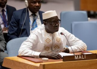 En tant que Gouvernement responsable, les autorités maliennes s’engagent à coopérer étroitement avec le Secrétariat des Nations Unies et la MINUSMA dans la mise en œuvre diligente de cette résolution et ce, dans les délais impartis. Dans cette dynamique, le Mali, conformément à ses responsabilités de pays hôte, poursuivra les mesures prises en vue d’assurer la sureté et la sécurité du personnel, des locaux, installations et biens de la MINUSMA, jusqu’au départ, à date convenue, de la Mission.