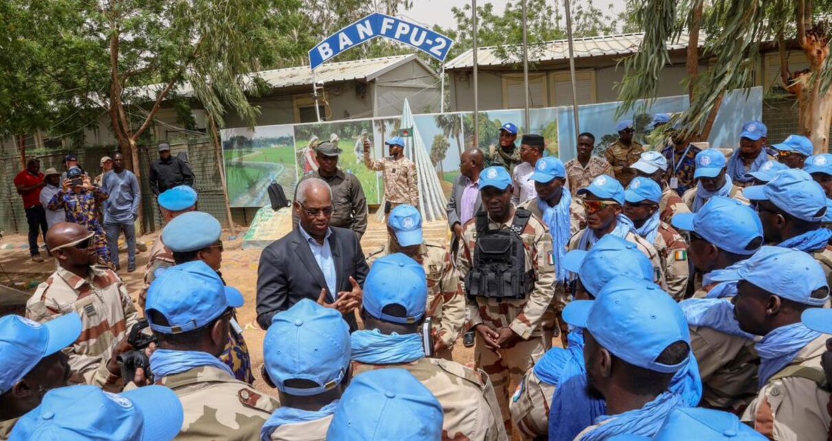 Il s’est rendu dans les emprises de Ber et Goundam, qui figurent parmi celles que la MINUSMA envisage de fermer d’ici à la mi-août. Ces fermetures de camps, en coordination avec les autorités maliennes, sont conformes à la Résolution 2690 (2023), qui demande à la Mission de procéder à un retrait ordonné et sécurisé au 31 décembre 2023, suite à une demande du gouvernement. Au total, 12 camps, y compris le siège à Bamako, sont concernés par cette décision.