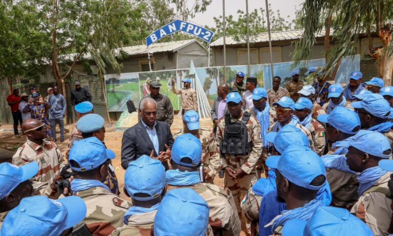 Il s’est rendu dans les emprises de Ber et Goundam, qui figurent parmi celles que la MINUSMA envisage de fermer d’ici à la mi-août. Ces fermetures de camps, en coordination avec les autorités maliennes, sont conformes à la Résolution 2690 (2023), qui demande à la Mission de procéder à un retrait ordonné et sécurisé au 31 décembre 2023, suite à une demande du gouvernement. Au total, 12 camps, y compris le siège à Bamako, sont concernés par cette décision.