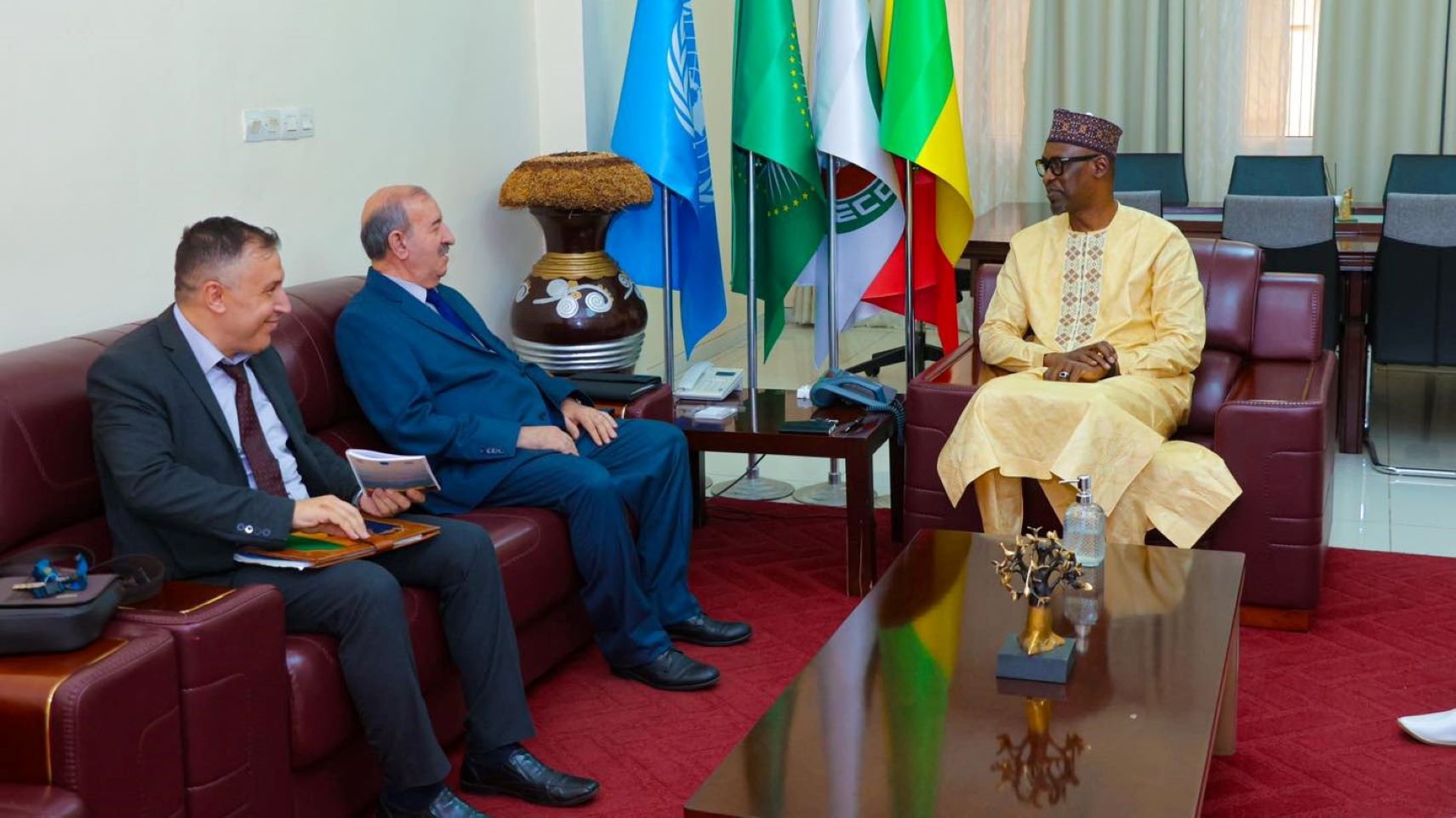 Le Ministre DIOP a réaffirmé la volonté du Gouvernement du Mali de faire avancer la mise en œuvre de l'Accord pour la paix, dans un esprit de pragmatisme et de créativité, en impliquant toutes les parties prenantes afin de surmonter les difficultés et de relancer les travaux du Comité de Suivi de l'Accord. Il a salué les efforts de l'Algérie, en tant que chef de file de la médiation internationale, visant à rapprocher les positions des différentes parties, tout en exprimant l'engagement du gouvernement malien à jouer son rôle pour rétablir la paix et la cohésion nationale.