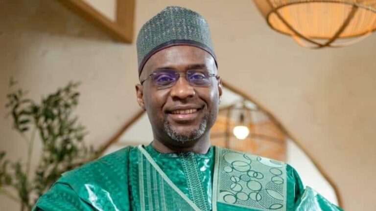 Si en décembre 2012, le déploiement d’une force internationale au Mali, décidé par le Conseil de Sécurité à l’unanimité de ses membres, à la demande du Mali, a été qualifié d’acte historique par le chef de la diplomatie malienne de l’époque, la demande d’un retrait sans délai de la MINUSMA par un autre chef de la diplomatie à un peu plus de dix ans d’intervalle, est toute aussi historique. Le peuple malien, les autorités maliennes se trouvent ainsi, par leur volonté, placés face à leurs responsabilités. Ce moment est plein de promesses assurément, et trouve son fondement dans cette volonté affichée de souveraineté retrouvée pour assurer notre développement et notre sécurité essentiellement par nos propres forces.