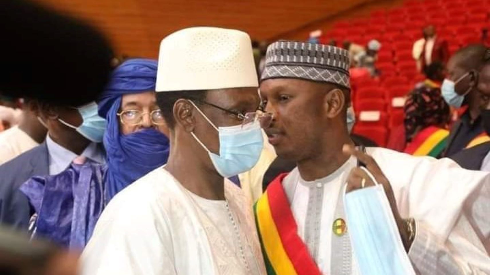 Entre un Choguel Kokalla Maïga qui peine à porter le manteau de Premier ministre et un Nouhoum Sarr toujours aux aguets, le torchon ne cesse de brûler. Les déclarations acerbes du Premier ministre contre l’ancien Président Alpha Oumar Konaré ont suscité une vive réaction de la part du membre du Conseil National de transition, qui a assimilé cette sortie à une sortie « scandaleuse » et « contraire aux traditions républicaines ».