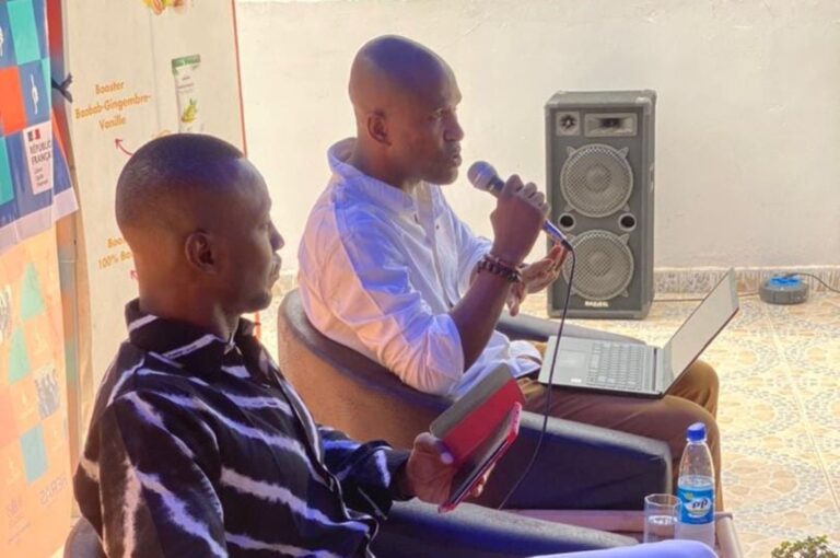 D'emblée, le Pr. Lamine Savané a fait le point sur le nombre d'écoles non fonctionnelles au Mali, dans le contexte de l'éducation en situation d'urgence due à l'insécurité causée par le djihadisme. Selon l'enseignant-chercheur en sociologie politique à l'Université de Ségou, 1 958 écoles sont fermées sur 8 666, soit un taux de fermeture de 23%. Ces fermetures ont affecté 587 400 enfants et concerné 11 748 enseignants.