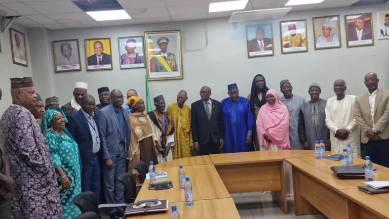 Cette réunion entre le Ministre de l'Education et la société civile démontre l'engagement collectif en faveur de l'amélioration du système éducatif malien. En travaillant main dans la main, ils espèrent créer un environnement propice à l'apprentissage et à la croissance pour les générations futures.