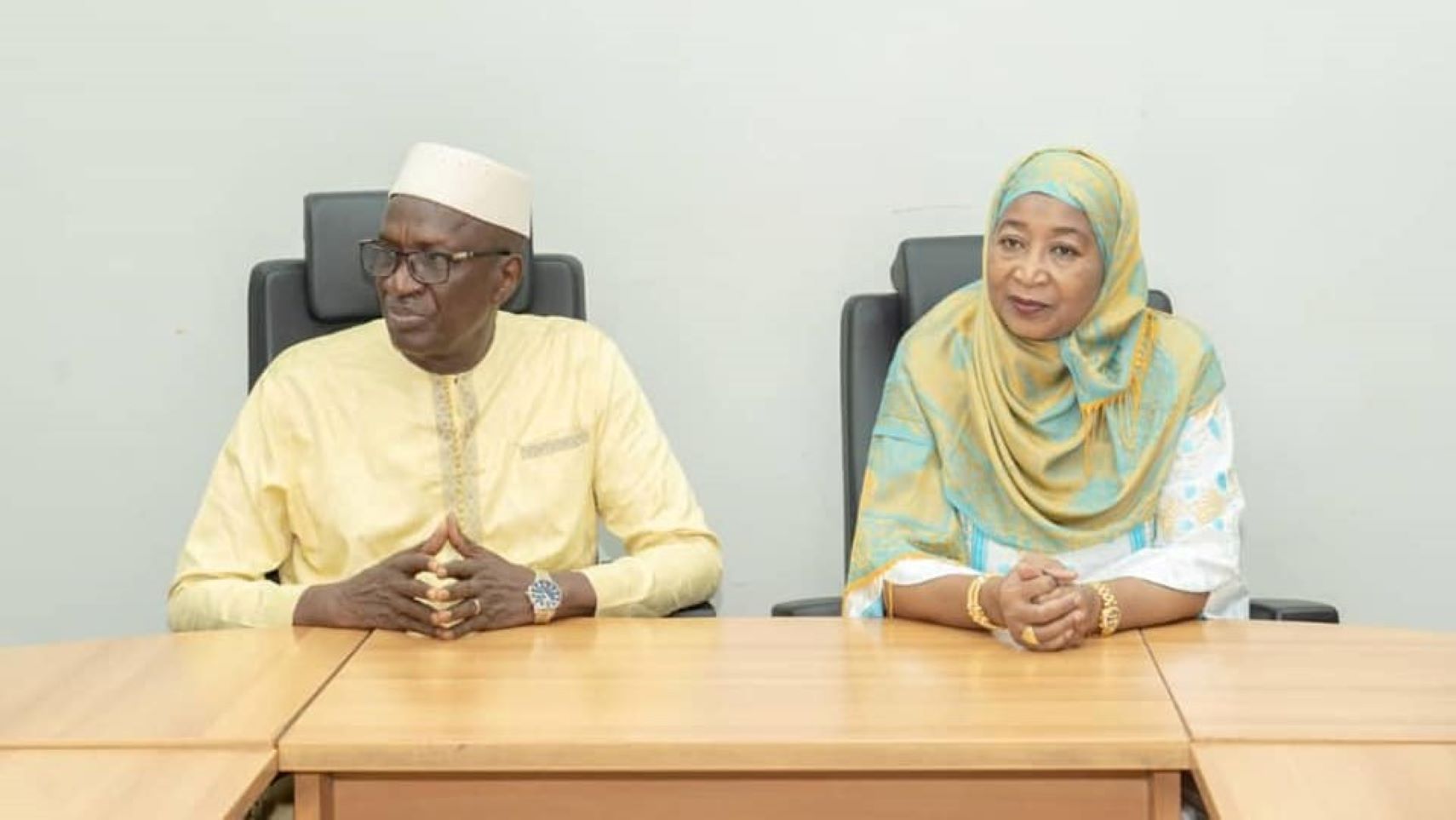 À son tour, le Ministre Amadou Sy Savané a exprimé sa gratitude envers son prédécesseur pour l'accompagnement et l'accueil chaleureux dont il a bénéficié. Il a rassuré ses nouveaux collaborateurs de son engagement indéfectible en faveur d'une éducation réussie au Mali. Il a souligné la nécessité de travailler ensemble pour mettre en œuvre des réformes éducatives efficaces et améliorer les opportunités d'apprentissage pour tous les élèves.