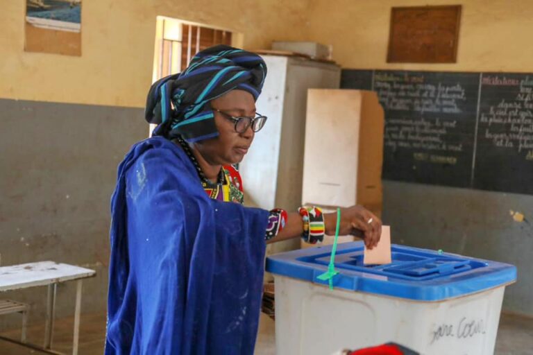 Tout semble être acté pour un départ définitif de la Minusma du sol malien d’ici décembre 2023. Cependant, l’année 2024 s’annonce décisive pour le pays car elle est l’année des défis électoraux qui doivent également sonner le glas de la transition qui a débuté depuis trois longues années. Des interrogations demeurent au sujet de l'organisation même de ces échéances électorales dans un contexte particulier.