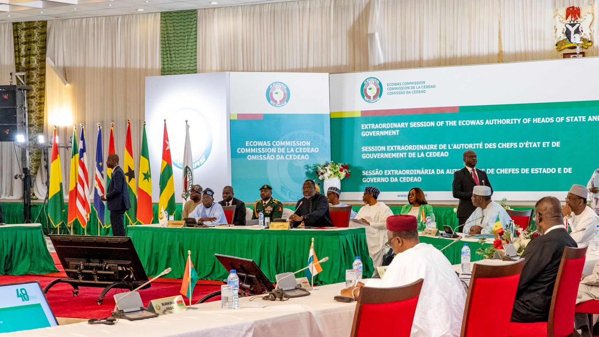 Les sanctions énoncées par la CEDEAO sont la fermeture des frontières terrestres et aériennes entre les pays de la CEDEAO et le Niger, empêchant tout échange commercial et déplacement de personnes, l’institution de la zone d’exclusion aérienne de la CEDEAO sur tous les vols commerciaux à destination et en provenance du Niger, limitant ainsi les communications aériennes avec le pays.