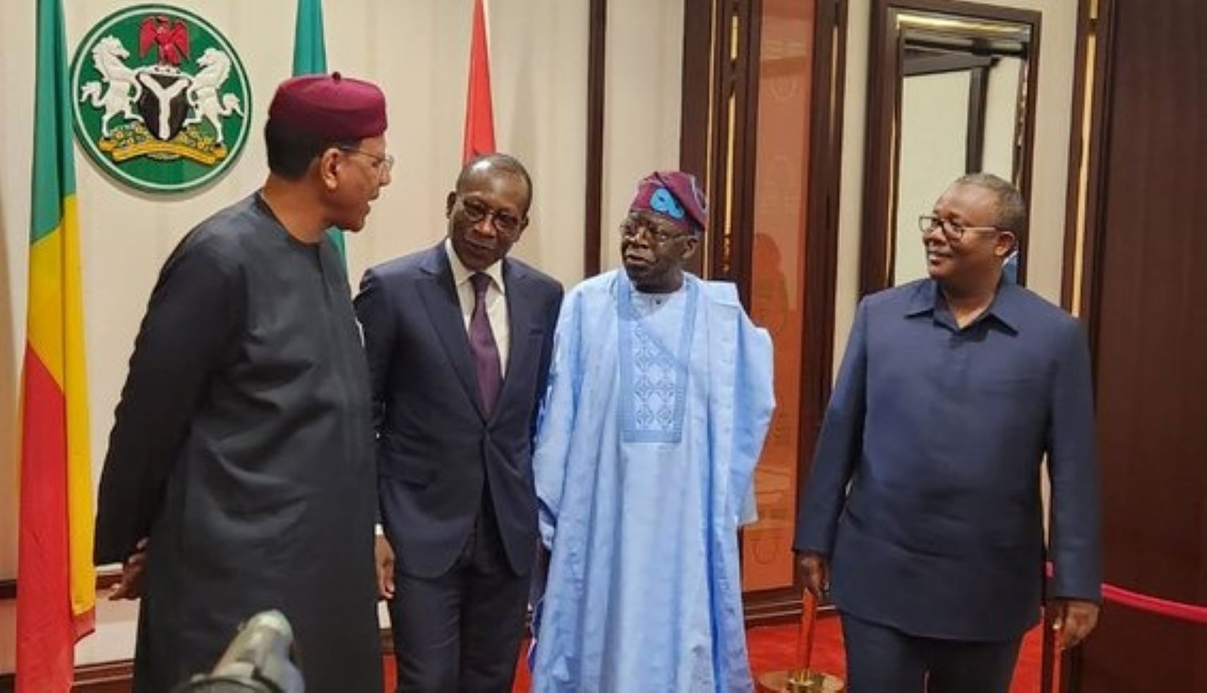 La Troika+1 a réitéré la détermination de la CEDEAO à apporter une réponse régionale robuste aux menaces à la paix et à la sécurité. La réponse régionale prendra en compte la mise en œuvre rapide d'un plan d'action révisé de la CEDEAO pour l'éradication du terrorisme dans la région ainsi que la collaboration avec d'autres initiatives de sécurité. La réponse peut également inclure un appui direct aux États membres dans leur lutte contre le terrorisme