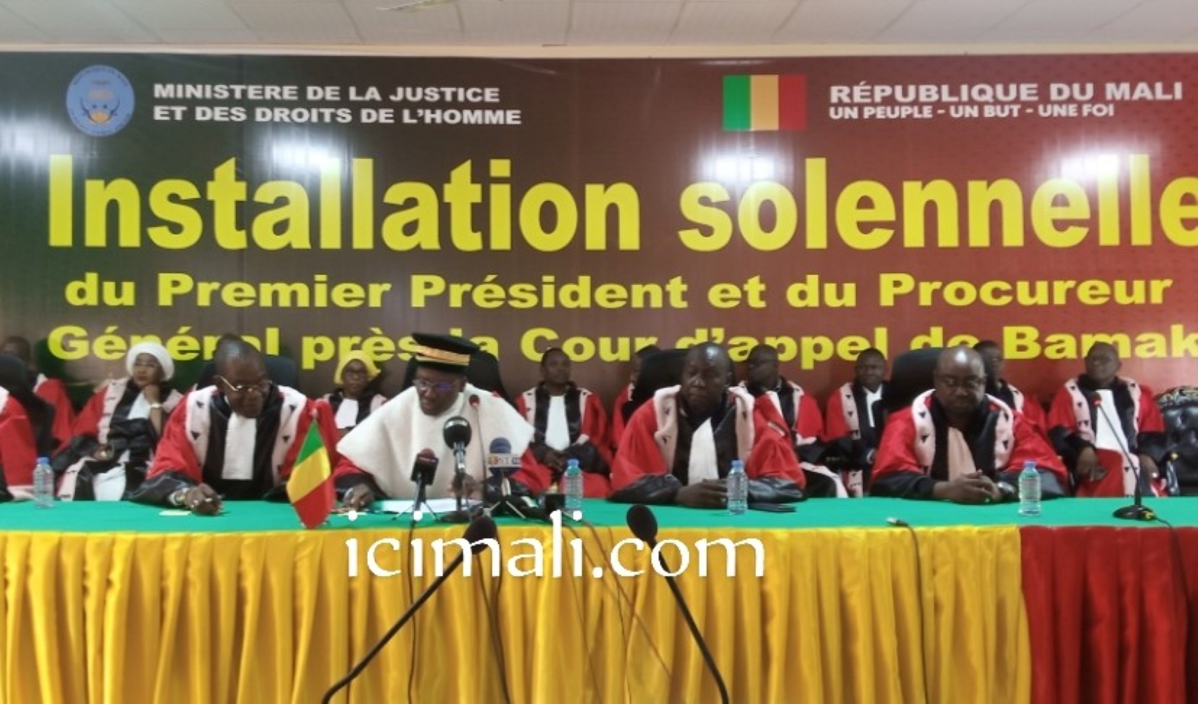 Cette installation des chefs des institutions et des parquets, à l'actif du ministre de la Justice, est une première du genre et résulte de l’examen des dispositions législatives et de la pratique juridictionnelle. Elle permet, d’une part, aux magistrats et autres acteurs de la justice de mesurer l’ampleur de la mission, et aux usagers de connaître les premiers responsables de la juridiction.