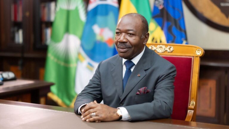 Dans une déclaration publique, le porte-parole de la junte militaire a proclamé ce mercredi 30 août 2023 : "Aujourd'hui, au nom du peuple gabonais et en tant que garants de la protection des institutions, nous, forces de défense et de sécurité réunies au sein du CTRI, avons décidé de défendre la paix en mettant fin au régime en place."