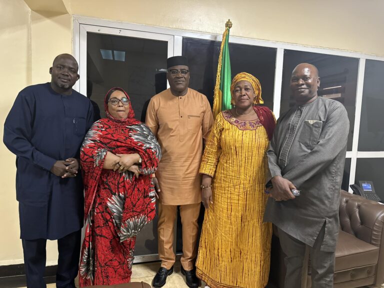 La réunion a été placée sous le signe de la collaboration et de la coopération entre la CANAM et l'URTEL. Le Directeur général de la CANAM a exprimé son intérêt et sa confiance envers l'URTEL pour contribuer efficacement à la lutte contre la fraude dans le domaine de l'assurance maladie, ainsi que pour sensibiliser les prescripteurs sur la prescription rationnelle.