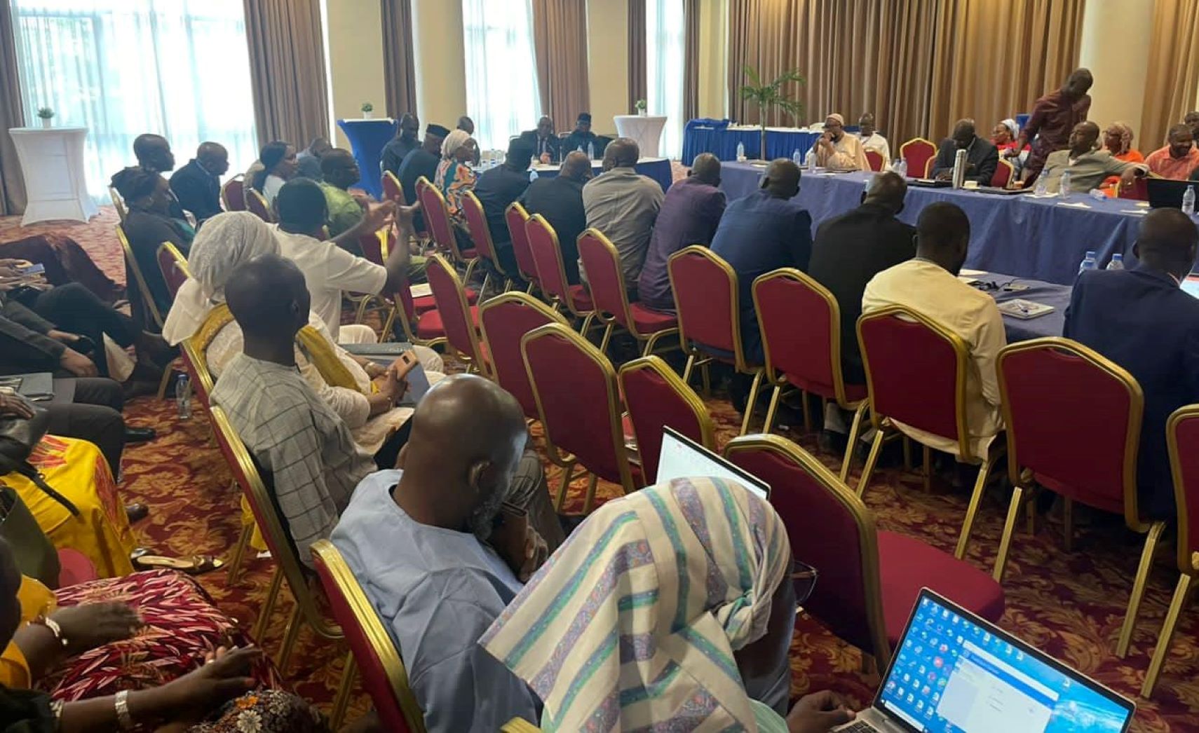 Cette revue de Direction ne se limite pas à une simple formalité, mais elle revêt une importance cruciale dans le processus d'évaluation et d'amélioration continue de l'organisation.